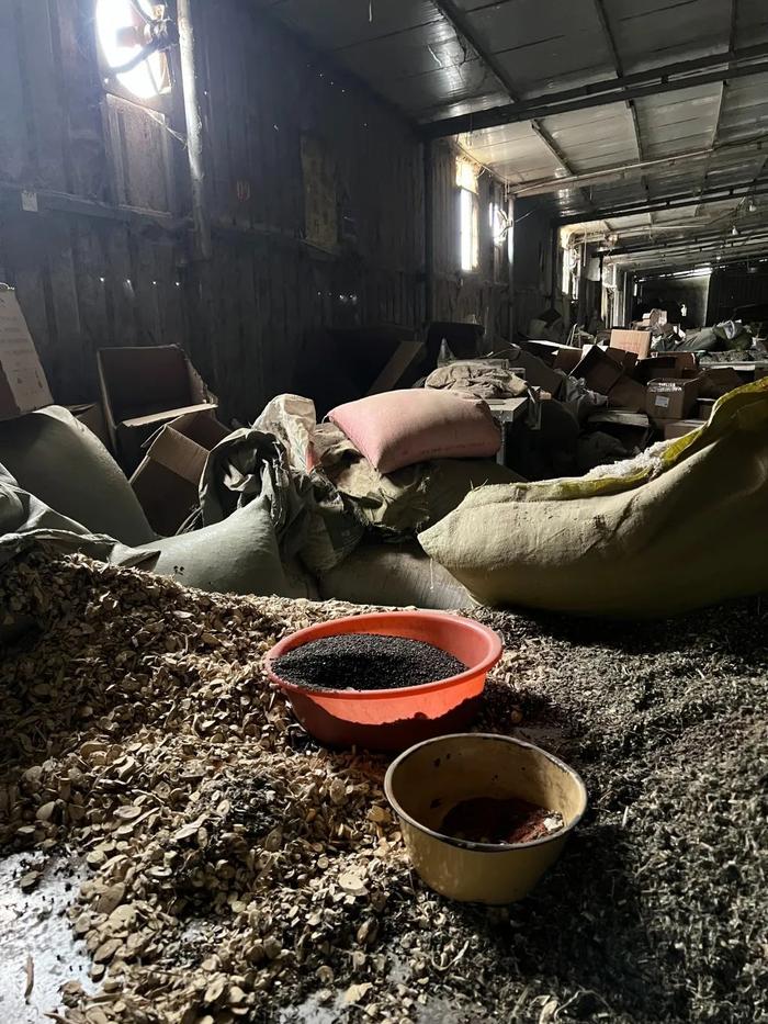 “雷允上”十二味草本足浴包委托的生产企业亳州市润源堂药业有限公司的生产车间，粉尘污染严重，药材随意堆放 来源：澎湃新闻